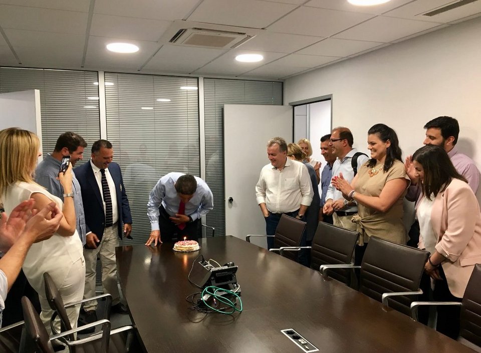 Τα στελέχη της ΝΔ, στην Πειραιώς, σε μια φωτό: Γιορτάζουν γενέθλια [εικόνες] | iefimerida.gr 3