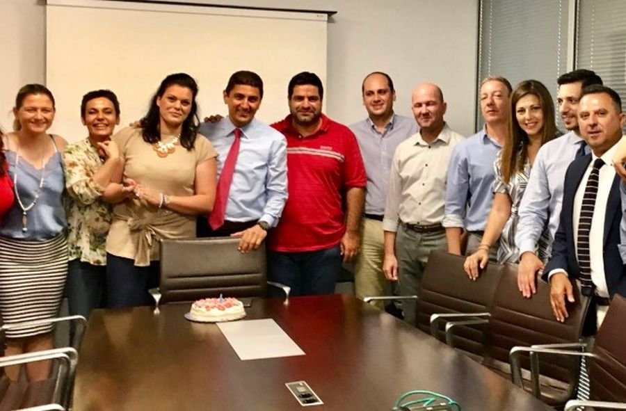 Τα στελέχη της ΝΔ, στην Πειραιώς, σε μια φωτό: Γιορτάζουν γενέθλια [εικόνες] | iefimerida.gr 4