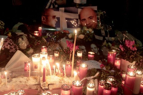Με κεριά και φραστικές επιθέσεις κατά δημοσιογράφων το τρισάγιο της Χρυσής Αυγής για τους 2 νεκρούς | iefimerida.gr 1