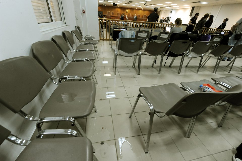 Τα νερά της βροχής «διέκοψαν» τη δίκη της ΧΑ -Με σφουγγαρίστρες καθάριζαν οι υπάλληλοι [εικόνες] | iefimerida.gr 1