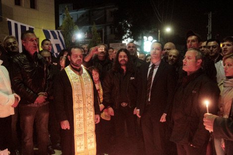 Με κεριά και φραστικές επιθέσεις κατά δημοσιογράφων το τρισάγιο της Χρυσής Αυγής για τους 2 νεκρούς | iefimerida.gr 2
