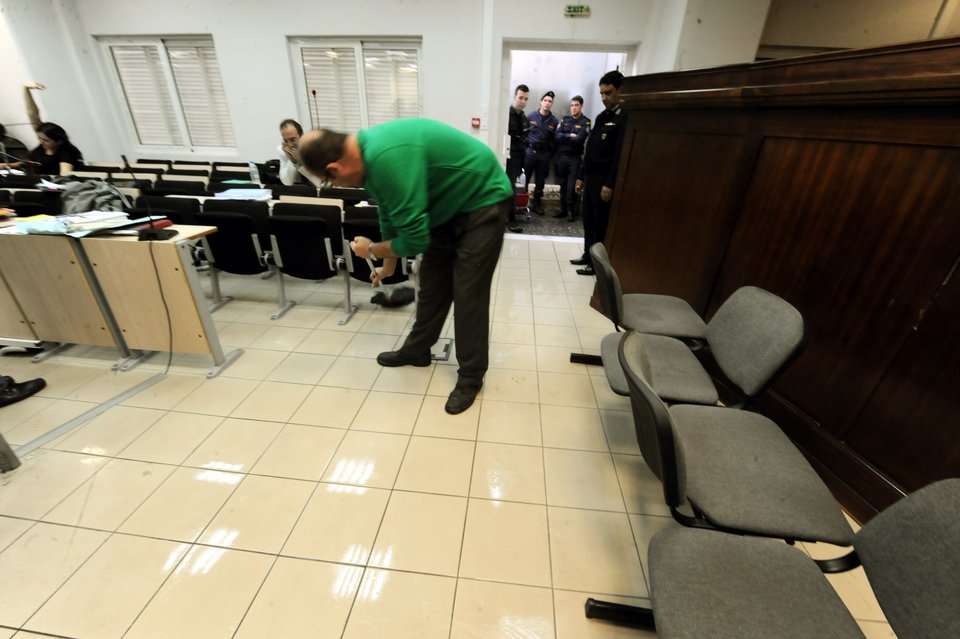 Τα νερά της βροχής «διέκοψαν» τη δίκη της ΧΑ -Με σφουγγαρίστρες καθάριζαν οι υπάλληλοι [εικόνες] | iefimerida.gr 2