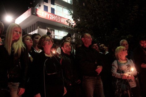 Με κεριά και φραστικές επιθέσεις κατά δημοσιογράφων το τρισάγιο της Χρυσής Αυγής για τους 2 νεκρούς | iefimerida.gr 0