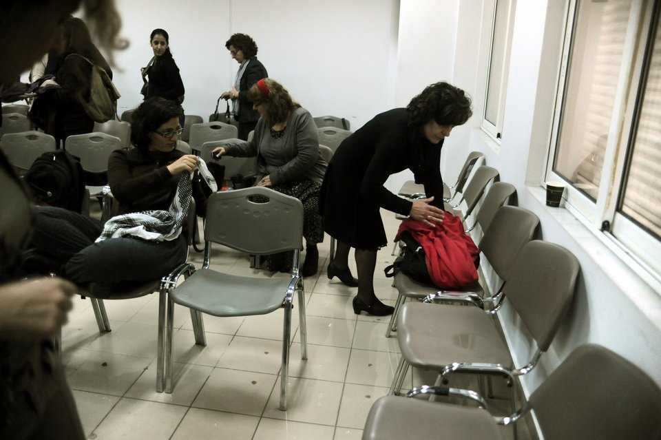 Τα νερά της βροχής «διέκοψαν» τη δίκη της ΧΑ -Με σφουγγαρίστρες καθάριζαν οι υπάλληλοι [εικόνες] | iefimerida.gr 0