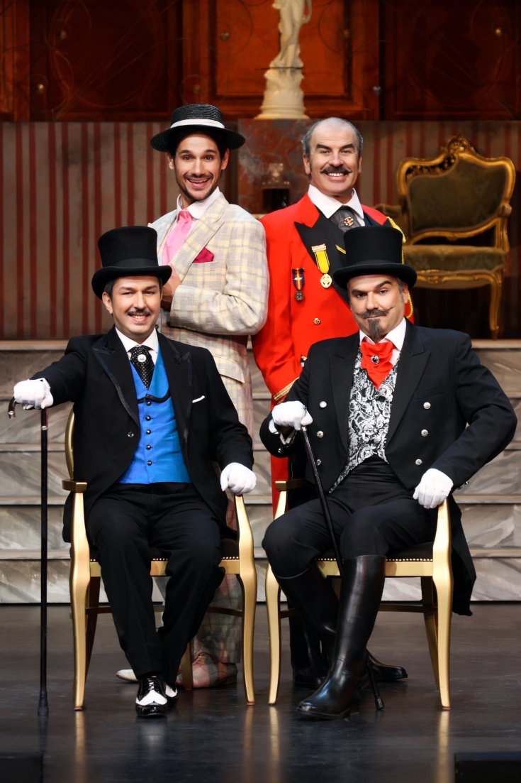 Κατεβαίνει η παράσταση «Ψύλλοι στα αφτιά» στο θέατρο Αλίκη λόγω της έκρηξης [εικόνες] | iefimerida.gr 3