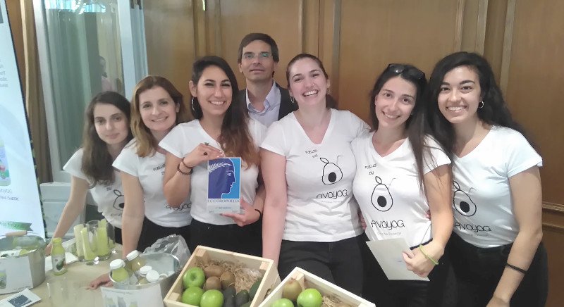 Τέσσερις Ελληνίδες φοιτήτριες του ΕΜΠ βραβεύτηκαν στο Λονδίνο για ένα smoothie με αβοκάντο [εικόνες] | iefimerida.gr 0