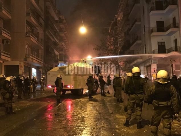 «Κόλαση» στα Εξάρχεια: Πετούν μολότοφ από τις ταράτσες -Τέσσερις τραυματίες | iefimerida.gr 4