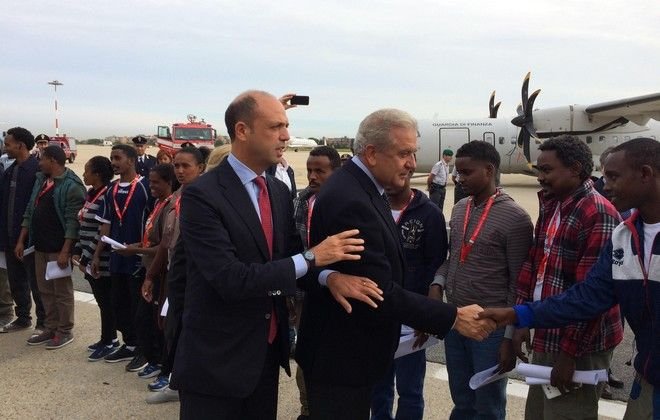 Παρουσία Αβραμόπουλου η πρώτη πτήση προσφύγων για μετεγκατάσταση στη Σουηδία [εικόνες & βίντεο] | iefimerida.gr 0