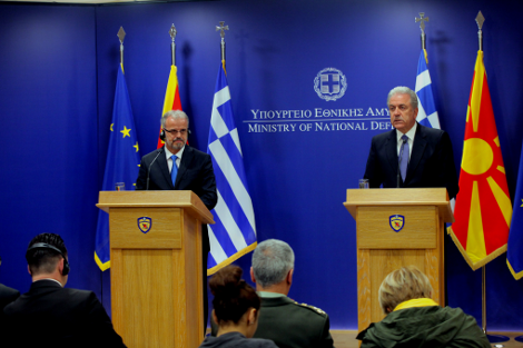Ο Αβραμόπουλος «έκοψε» τον προκλητικό εθνικό ύμνο της ΠΓΔΜ -Πρώτη επίσκεψη Σκοπιανού υπουργού Αμυνας στο ΥΕΘΑ | iefimerida.gr 1