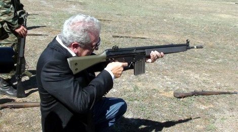 Ο Αβραμόπουλος θυμήθηκε την εποχή που ήταν σμηνίτης: Πήρε το όπλο του και έριξε με άσφαιρα [εικόνα] | iefimerida.gr 0