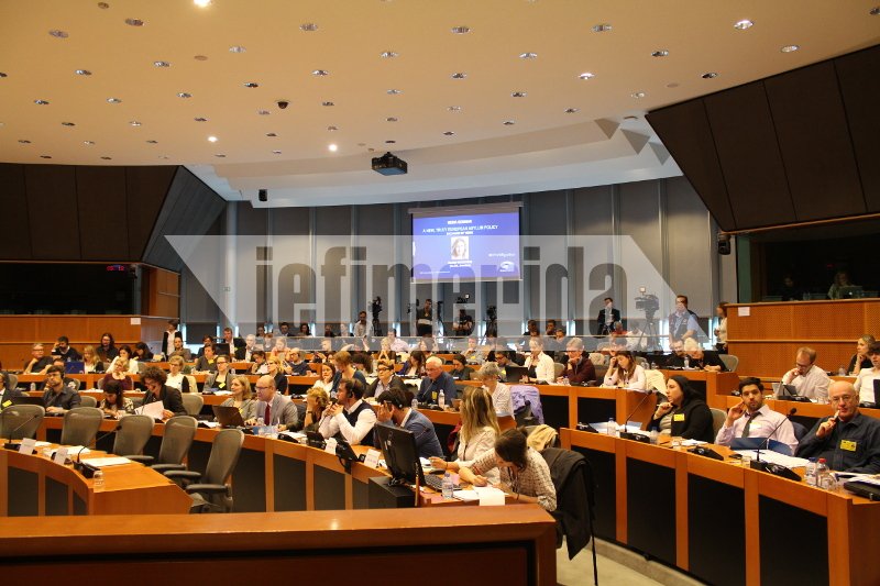 Αβραμόπουλος: Δεν πρέπει να βάζουμε στο ίδιο τσουβάλι πρόσφυγες και τρομοκράτες [εικόνες] | iefimerida.gr 0