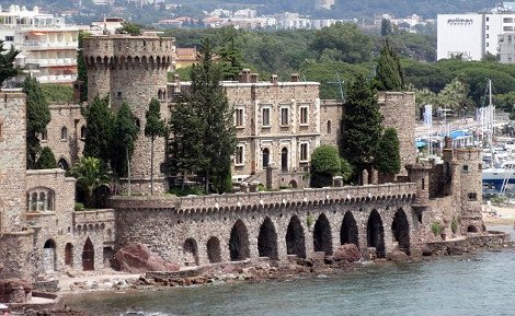 Ο παραμυθένιος γάμος της Αβρίλ Λαβίν στο μεσαιωνικό κάστρο των Καννών [βίντεο] | iefimerida.gr 0