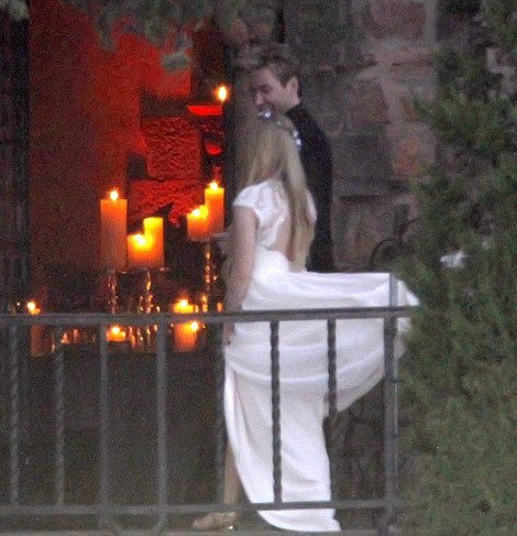 Ο παραμυθένιος γάμος της Αβρίλ Λαβίν στο μεσαιωνικό κάστρο των Καννών [βίντεο] | iefimerida.gr 1