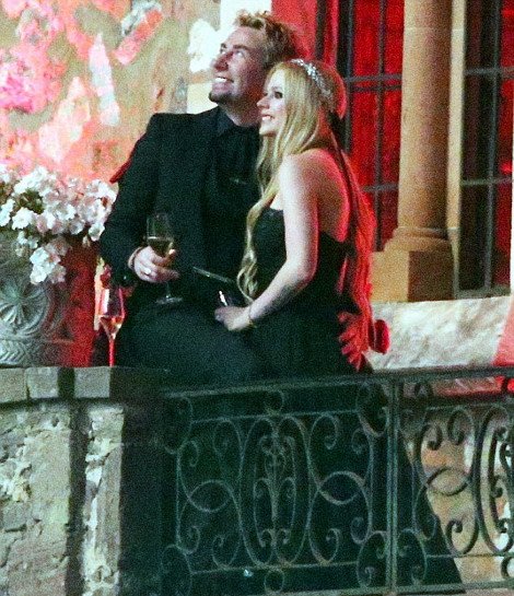 Ο παραμυθένιος γάμος της Αβρίλ Λαβίν στο μεσαιωνικό κάστρο των Καννών [βίντεο] | iefimerida.gr 2