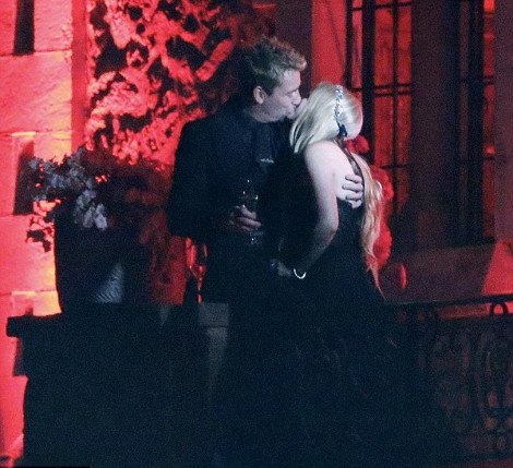 Ο παραμυθένιος γάμος της Αβρίλ Λαβίν στο μεσαιωνικό κάστρο των Καννών [βίντεο] | iefimerida.gr 3