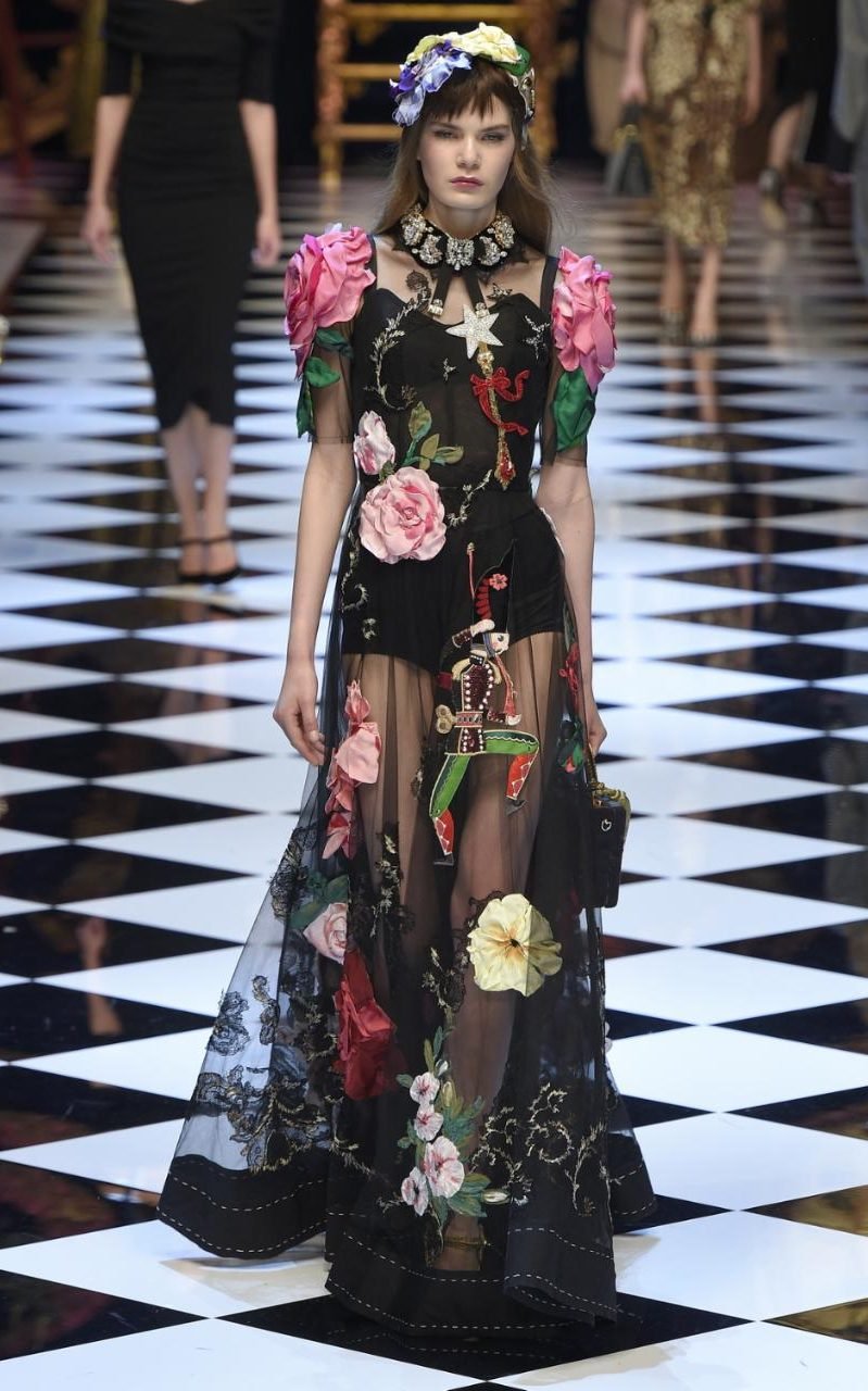 Γιατί η παραμυθένια συλλογή των Dolce & Gabbana κατέπληξε τους πάντες στο Μιλάνο [εικόνες] | iefimerida.gr 8