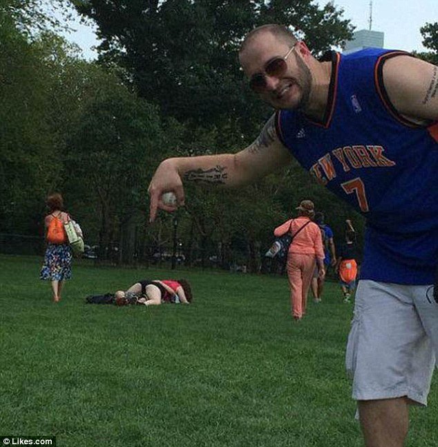 Παραληρεί το Ιντερνετ: Ζευγάρια σε τρυφερές στιγμές σε καφετέριες, πάρκα, μετρό [εικόνες] | iefimerida.gr 0