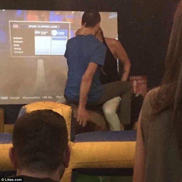 Παραληρεί το Ιντερνετ: Ζευγάρια σε τρυφερές στιγμές σε καφετέριες, πάρκα, μετρό [εικόνες] | iefimerida.gr 1