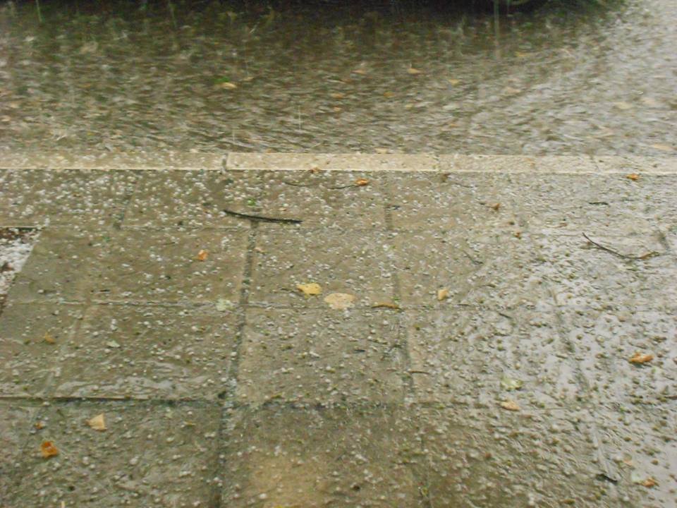 Τα Γιάννενα έγιναν... άσπρα - «Εστρωσε» χαλάζι ακόμη και στο κέντρο της πόλης [εικόνες & βίντεο] | iefimerida.gr 1