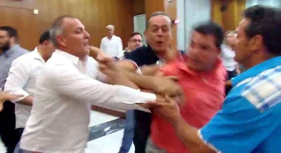 Χαμός στο Δημοτικό Συμβούλιο Αχαρνών: Μπουνιές, σφαλιάρες και βρισιές [εικόνες & βίντεο] | iefimerida.gr 0