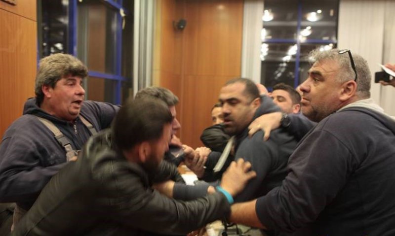  Αχαρνές: Αγρια επεισόδια στο δημοτικό συμβούλιο -Αγανακτισμένοι γονείς πέταξαν... μπάζα [εικόνες & βίντεο] | iefimerida.gr 1