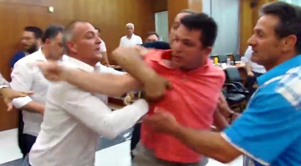 Χαμός στο Δημοτικό Συμβούλιο Αχαρνών: Μπουνιές, σφαλιάρες και βρισιές [εικόνες & βίντεο] | iefimerida.gr 2