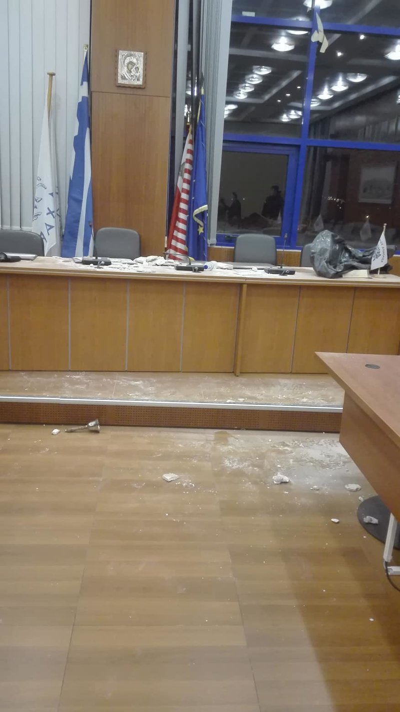  Αχαρνές: Αγρια επεισόδια στο δημοτικό συμβούλιο -Αγανακτισμένοι γονείς πέταξαν... μπάζα [εικόνες & βίντεο] | iefimerida.gr 2