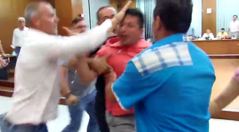 Χαμός στο Δημοτικό Συμβούλιο Αχαρνών: Μπουνιές, σφαλιάρες και βρισιές [εικόνες & βίντεο] | iefimerida.gr 3