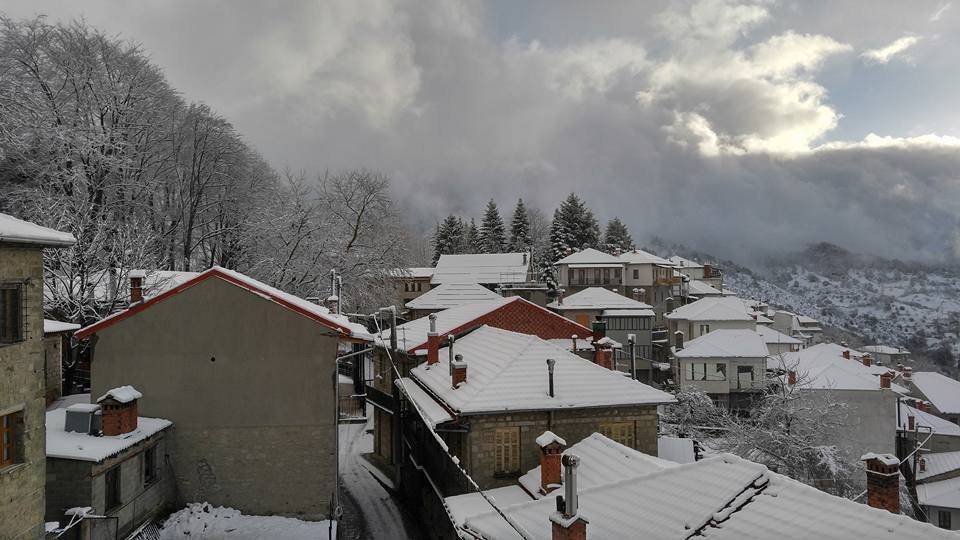 Επιτέλους χιόνι! Το 'στρωσε σε Μέτσοβο και Ζαγόρι [εικόνες] | iefimerida.gr 0