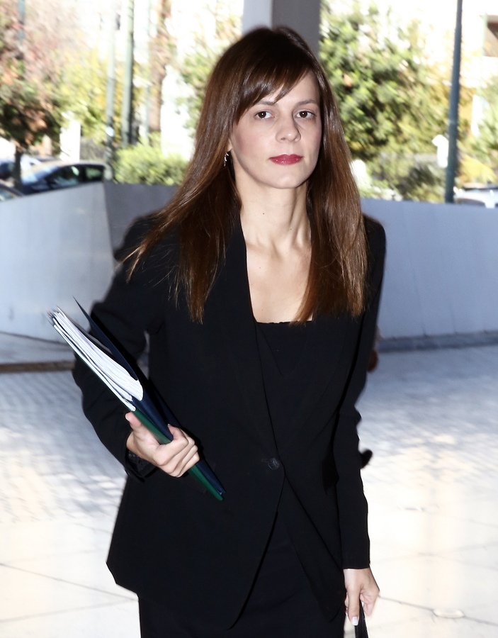 Το total black look της Εφης Αχτσιόγλου στο ραντεβού με τους θεσμούς [εικόνες] | iefimerida.gr 0