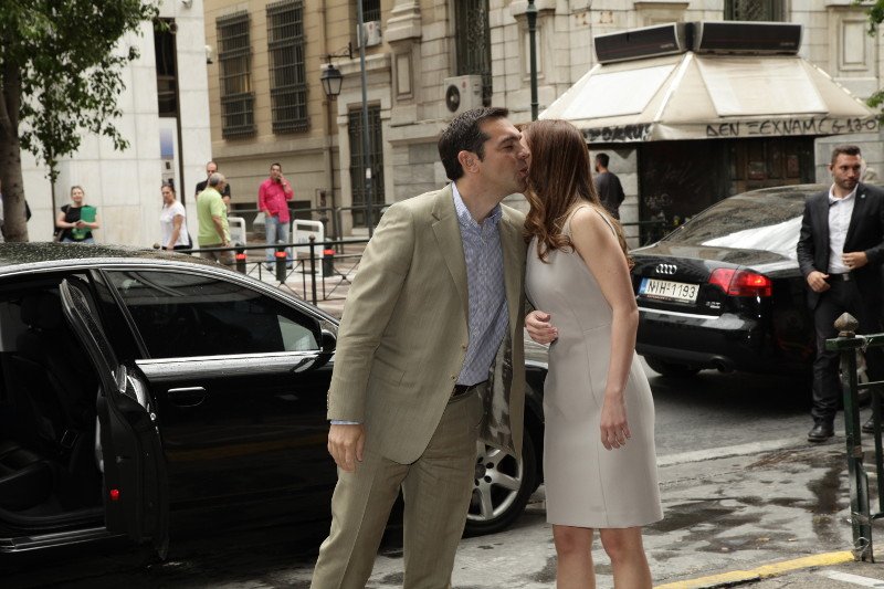 Με φιλί στο πεζοδρόμιο υποδέχθηκε η Αχτσιόγλου τον Τσίπρα, στο υπουργείο [εικόνες] | iefimerida.gr 0