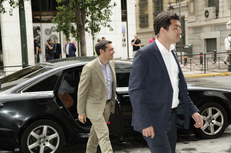 Με φιλί στο πεζοδρόμιο υποδέχθηκε η Αχτσιόγλου τον Τσίπρα, στο υπουργείο [εικόνες] | iefimerida.gr 1