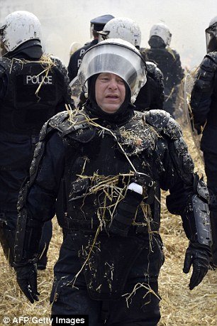 Το απίστευτο μηχάνημα που κατέβασαν οι αγρότες στις Βρυξέλλες -«Εφτυνε» άχυρα στους αστυνομικούς [βίντεο & εικόνες] | iefimerida.gr 0