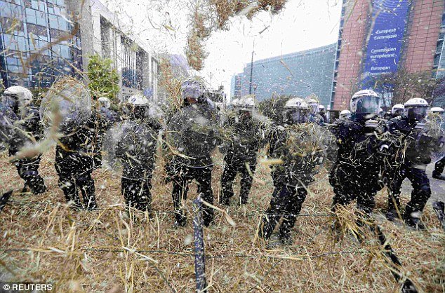 Το απίστευτο μηχάνημα που κατέβασαν οι αγρότες στις Βρυξέλλες -«Εφτυνε» άχυρα στους αστυνομικούς [βίντεο & εικόνες] | iefimerida.gr 2