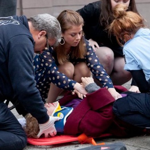 ΗΠΑ: Πήδηξε από τον 3ο όροφο για να αυτοκτονήσει, αλλά προσγειώθηκε σε περαστική [εικόνες]  | iefimerida.gr 0