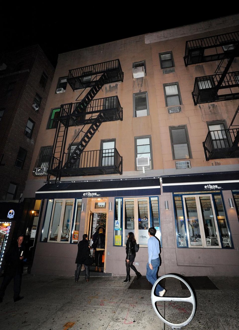 ΗΠΑ: Πήδηξε από τον 3ο όροφο για να αυτοκτονήσει, αλλά προσγειώθηκε σε περαστική [εικόνες]  | iefimerida.gr 2