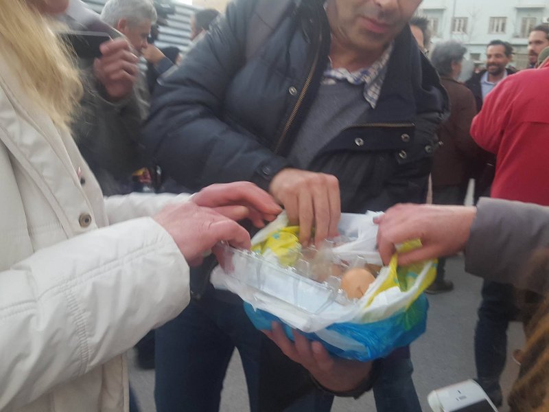 Βίντεο: Η στιγμή που οι «Δεν πληρώνω» μοιράζουν αυγά για να τα εκτοξεύσουν στα ΜΑΤ [εικόνες & βίντεο] | iefimerida.gr 0