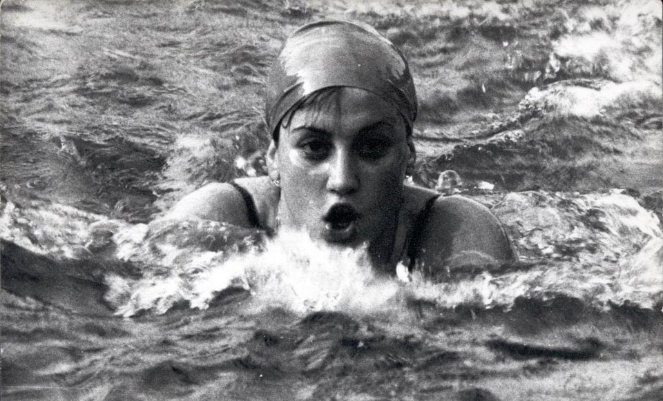 Η πρωταθλήτρια κολύμβησης Ελένη Αυλωνίτου, στη θέση της Ρένας Δούρου στη Βουλή [εικόνες] | iefimerida.gr 7