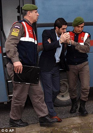 Ποινή-χάδι: 4 χρόνια φυλάκισης στους υπεύθυνους για τον θάνατο του μικρού Αϊλάν [εικόνες] | iefimerida.gr 1