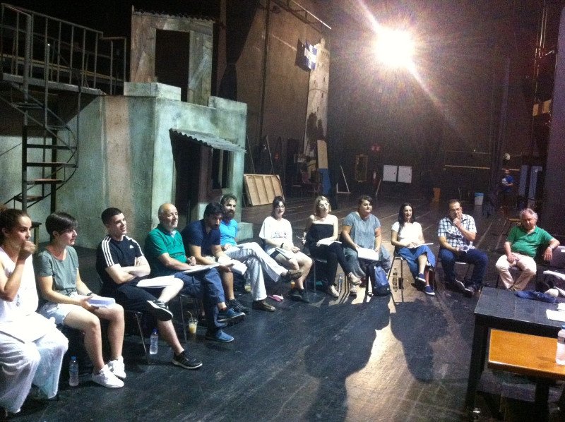 Στις πρόβες η «Αυλή των Θαυμάτων» του ΚΘΒΕ -Με Τσιάνο και Τσακνή [εικόνες]  | iefimerida.gr 1