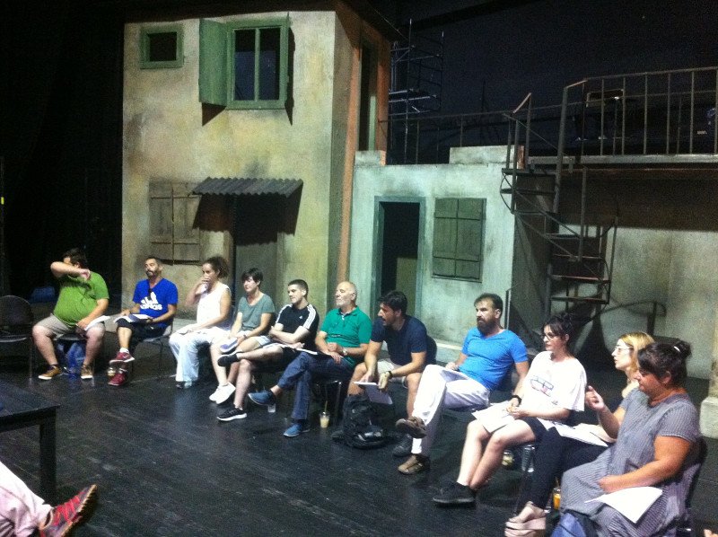 Στις πρόβες η «Αυλή των Θαυμάτων» του ΚΘΒΕ -Με Τσιάνο και Τσακνή [εικόνες]  | iefimerida.gr 2