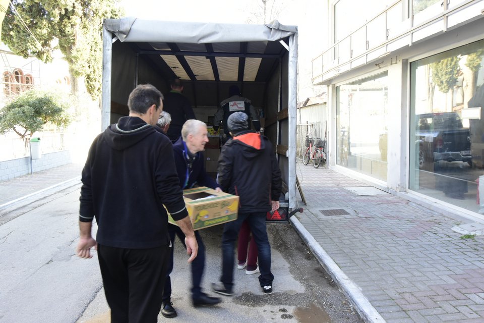 Αυστριακός φιλέλληνας προσέφερε 3,5 τόνους ανθρωπιστική βοήθεια στην Καβάλα [εικόνες] | iefimerida.gr 0