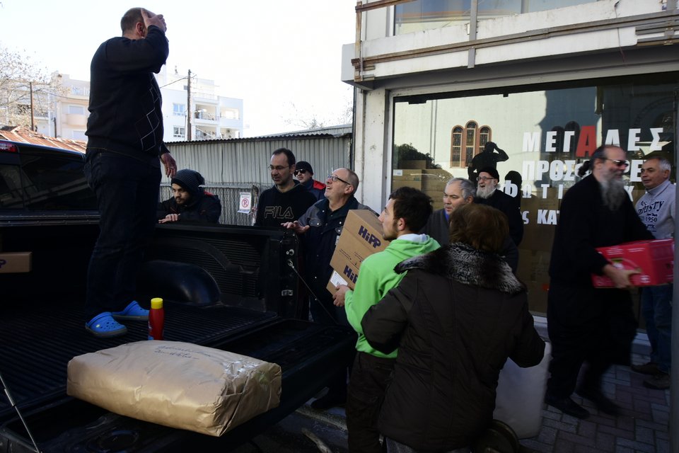 Αυστριακός φιλέλληνας προσέφερε 3,5 τόνους ανθρωπιστική βοήθεια στην Καβάλα [εικόνες] | iefimerida.gr 1