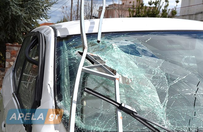 Απίστευτες εικόνες από τροχαίο στη Σπάρτη -Αυτοκίνητο προσγειώθηκε σε αυλή [εικόνες] | iefimerida.gr 4