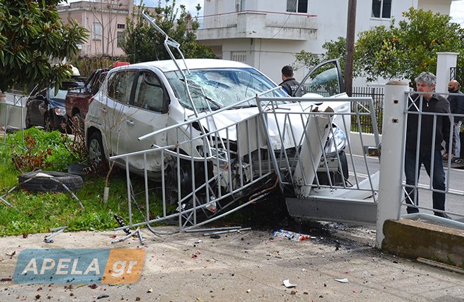 Απίστευτες εικόνες από τροχαίο στη Σπάρτη -Αυτοκίνητο προσγειώθηκε σε αυλή [εικόνες] | iefimerida.gr 0
