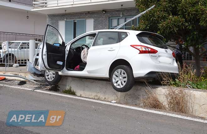 Απίστευτες εικόνες από τροχαίο στη Σπάρτη -Αυτοκίνητο προσγειώθηκε σε αυλή [εικόνες] | iefimerida.gr 1