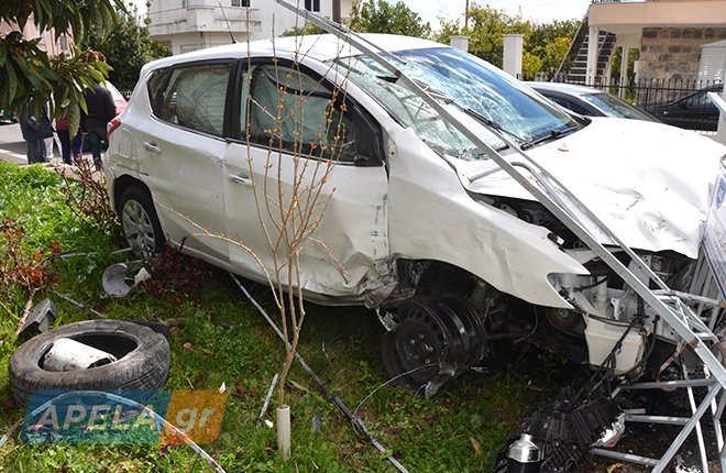 Απίστευτες εικόνες από τροχαίο στη Σπάρτη -Αυτοκίνητο προσγειώθηκε σε αυλή [εικόνες] | iefimerida.gr 2