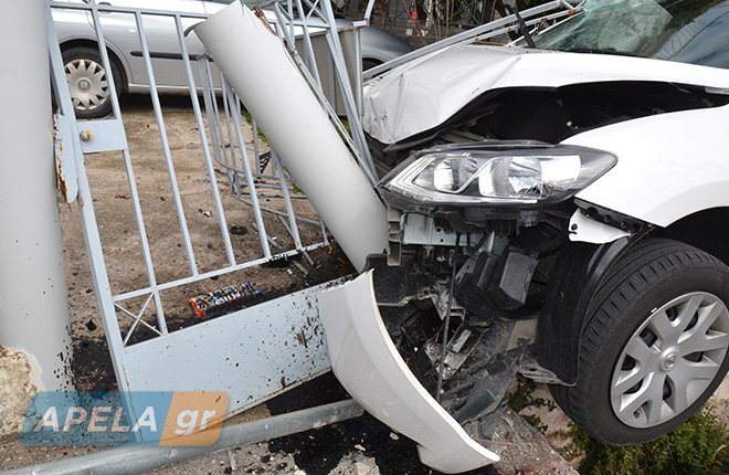 Απίστευτες εικόνες από τροχαίο στη Σπάρτη -Αυτοκίνητο προσγειώθηκε σε αυλή [εικόνες] | iefimerida.gr 3