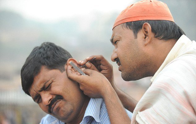 Οι μπατονέτες «σκοτώνουν» τους υπαίθριους Ινδούς καθαριστές αυτιών [εικόνες]  | iefimerida.gr 0