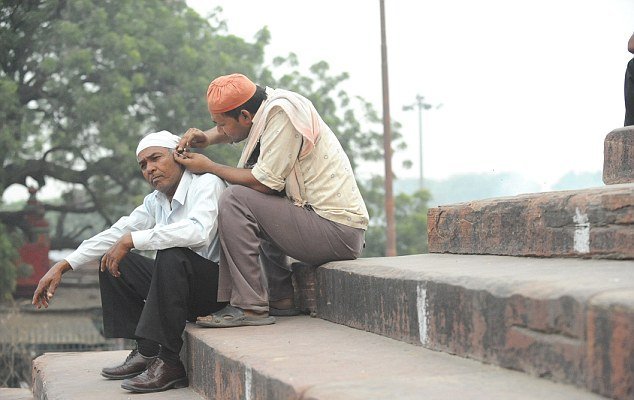 Οι μπατονέτες «σκοτώνουν» τους υπαίθριους Ινδούς καθαριστές αυτιών [εικόνες]  | iefimerida.gr 1